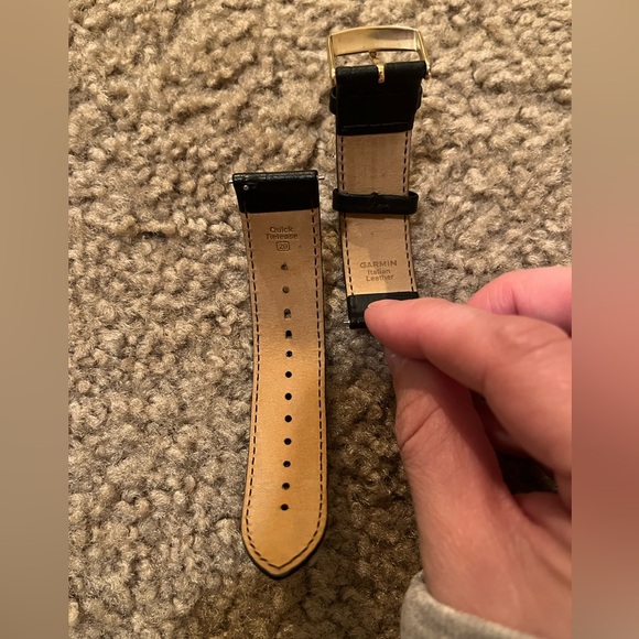 Garmin 20mm Black and Gold Leather Quick Release band - Picture 2 of 3